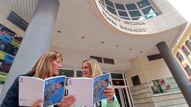 Ana López Asensio y Amaia del Campo ojean la nueva programación en la entrada de Barakaldo Antzokia artezblai