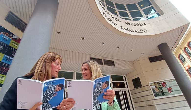 Ana López Asensio y Amaia del Campo ojean la nueva programación en la entrada de Barakaldo Antzokia artezblai