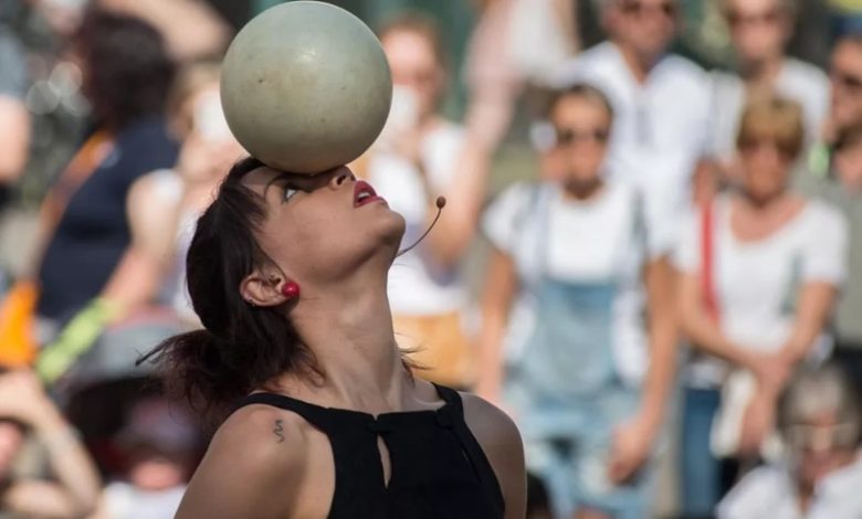 Francesca Mari Juggling